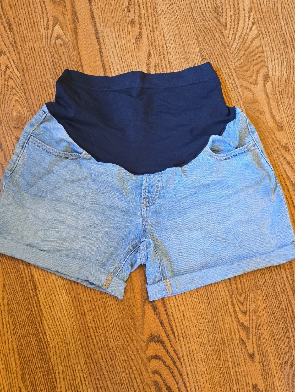 Old Navy Full-Panel OG Straight Roll-Cuff Maternity Shorts, Size 6